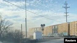 Esta vista muestra el momento en que un tren descarriló, en Springfield, Ohio, EEUU, el 4 de marzo de 2023 en esta captura de pantalla tomada de un video de las redes sociales. Cortesía de Shawn Heaton/a través de REUTERS