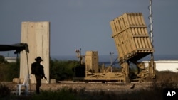 Sistem rudal pertahanan udara "Iron" Dome Israel berhasil menembak jatuh hampir semua serangan drone Iran hari Minggu malam (14/4) (foto: ilustrasi). 