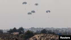 গাজা ভূখণ্ডে বিমান থেকে ত্রাণ ফেলা হয়। ইসরাইল থেকে এ দৃশ্য দেখা গেছে। ২৮ মার্চ, ২০২৪।