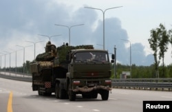 Miembros del grupo mercenario privado Wagner transportan un tanque a lo largo de la autopista M-4, que une la capital Moscú con las ciudades del sur de Rusia, cerca de Voronezh, Rusia, el 24 de junio de 2023.