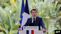 "Je ne suis venu investir personne. Je ne suis venu témoigner que mon amitié et ma considération à un pays et un peuple frère", a insisté Emmanuel Macron.