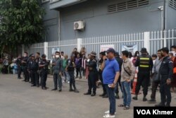 ក្រុមសមត្ថកិច្ចចម្រុះអន្តរាគមន៍សម្រួលសណ្តាប់ធ្នាប់ នៅមុខសាលាដំបូងរាជធានីភ្នំពេញ នាថ្ងៃទី២៩ ខែឧសភា ឆ្នាំ២០២៤។ (ស៊ឹម ចាន់សំណាង/វីអូអេ)