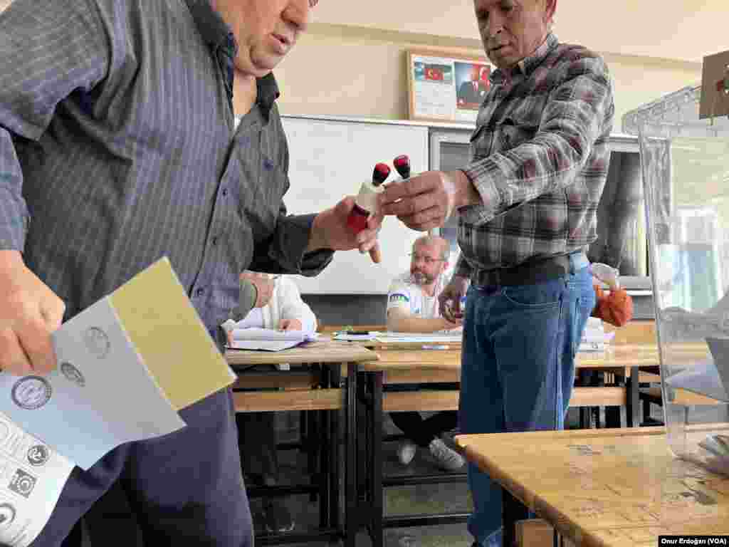 Mersin'in Mezitli ilçesine bağlı Tece'de oy verme işleminin başladığı ilk dakikalarda katılım yoğun değildi. Onur Erdoğan, Mersin