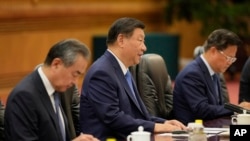 Китайський міністр закордонних справ Ван Ї (ліворуч) наголошує на миролюбності Пекіна, але ніколи не засуджував Росію за агресію проти України.