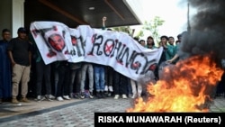 ภาพการประท้วงของนักศึกษาอินโดนีเซียที่เรียกร้องให้ส่งตัวชาวโรฮีนจากลับเมียนมา