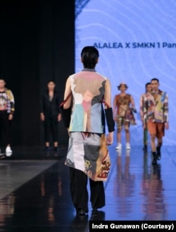 Indra memperbaiki teknik patchwork dan mosaik stitch agar hasilnya awet. (Foto: Courtesy/Indra G)