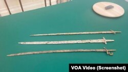 Мечі та сокира були виявлені в поштовому відділенні Міжнародного аеропорту імені Дж. Кеннеді у липні 2022 р.