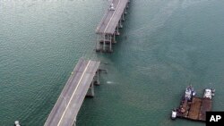 টেক্সাসের কুইন ইসাবেলা কজওয়ের মাঝখানের অংশ ধসে গেছে। ফটোঃ ১৫ সেপ্টেম্বর, ২০০১।