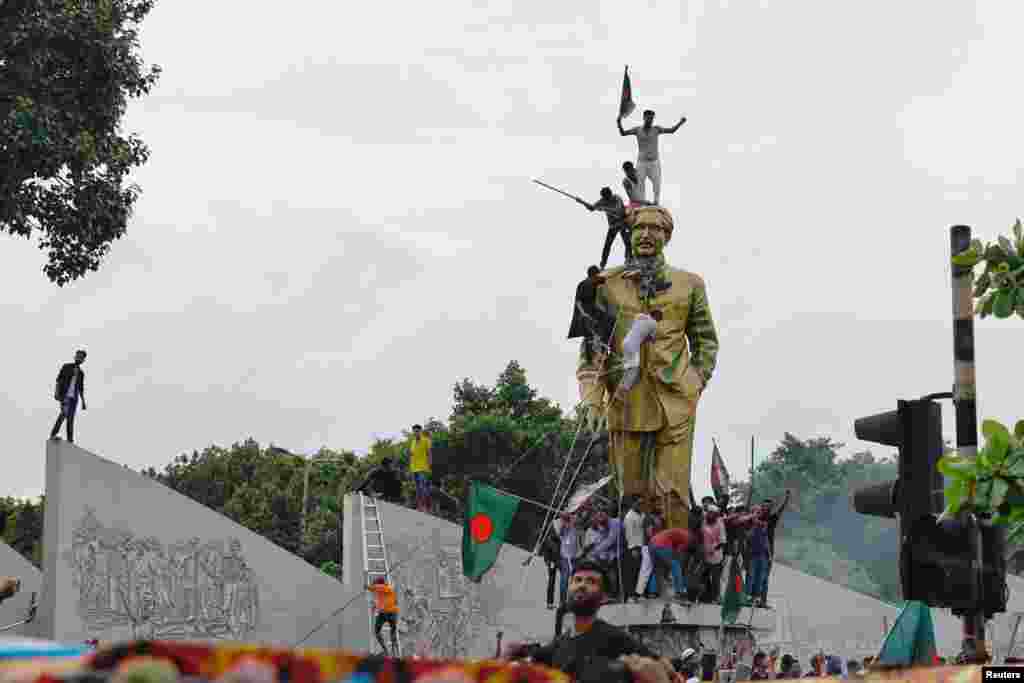 People vandalize the statue of Sheikh Mujibur Rahman at Bijoy Sarani area, the &#39;Father of the Nation,&#39; as they celebrate the resignation of the Prime Minister Sheikh Hasina in Dhaka, Aug. 5, 2024.