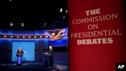 ARCHIVO - Donald Trump, a la izquierda, y el entonces candidato presidencial demócrata, el exvicepresidente Joe Biden, participan en el último debate presidencial, el 22 de octubre de 2020.