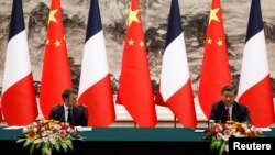 Tổng thống Pháp Emmanuel Macrcon, Chủ tịch Trung Quốc Tập Cận Bình tại một lễ ký ở Bắc Kinh, Trung Quốc, 6/4/2023.