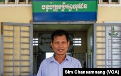 លោក ព្រាប ប៊ុនណា គ្រូបង្រៀន​គីមីវិទ្យា នៃវិទ្យាល័យ ជាស៊ីមចំរើនរដ្ឋ ផ្តល់​កិច្ច​សម្ភាសន៍​ឱ្យ​វីអូអេ នៅក្នុង​បរិវេណសាលា ក្នុង​រាជធានីភ្នំពេញ កាលពីថ្ងៃទី២២ ខែមីនា ឆ្នាំ២០២៣។ (ស៊ឹម ចាន់សំណាង/វីអូអេ)