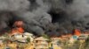 Api membakar kamp pengungsi Rohingya di Balukhali di Cox's Bazar, Bangladesh, 5 Maret 2023. (Foto: REUTERS/Ro Yassin Abdumonab)
