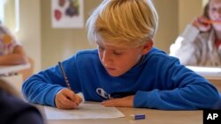 สวีเดนพักหน้าจอไฮเทค ฟื้นฟูการอ่านหนังสือ-คัดลายมือของนักเรียน