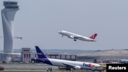 Pesawat kargo Boeing 767 BA.N milik FedEx Airlines, mendarat di Bandara Istanbul tanpa menggunakan roda pendaratan depannya tetapi berhasil tetap berada di landasan dan menghindari korban jiwa, di landasan pacu di Istanbul, Turki, 8 Mei 2024. (REUTERS/Umit Bektas)
