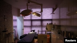 资料照：韩国天安市一家美容整形诊所的手术室。（2021年8月31日）