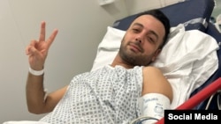 পৌরিয়া জেরাতি, স্বতন্ত্র সংবাদ সংস্থা ইরান ইন্টারন্যাশনালের পার্সি ভাষা বিভাগের উপস্থাপক। ছুরিকাহত হয়ে হাসপাতালে ভর্তির পর এই ছবি তিনি নিজেই এক্স (সাবেক ট্যুইটার) হ্যান্ডেলে পোস্ট করেছিলেন। ফটোঃ ৩০ মার্চ, ২০২৪।