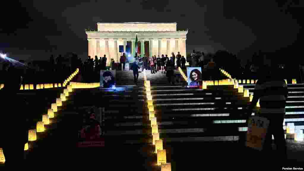 شامگاه شنبه ۶&nbsp;آبان ۱۴۰۲&nbsp;گروهی از ایرانیان برای گرامی&zwnj;داشت یاد کشته&zwnj;شدگان اعتراضات &laquo;زن، زندگی، آزادی&raquo; و محکوم کردن&nbsp;آن چه هماهنگ&zwnj;کنندگان این تجمع&nbsp;&laquo;تداوم جنایات جمهوری اسلامی&raquo; خواندند، در نزدیکی بنای یادبود لینکلن در شهر واشنگتن گرد هم آمدند.&nbsp;
