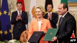 La présidente de la Commission européenne Ursula von der Leyen et le président égyptien Abdel Fattah al-Sissi lors de la signature du partenariat au Caire.