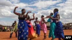 Wakimbizi kutoka Rwanda wakicheza Ngoma wakati wa maadhimisho ya Siku ya Wakimbizi Duniani katika Kambi ya Wakimbizi ya Dzaleka nchini Malawi tarehe 20 Juni, 2018. Picha na Amos Gumulira / AFP