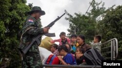 Phiến quân Myanmar đang đưa dân thường được giải cứu ra khỏi vùng chiến sự