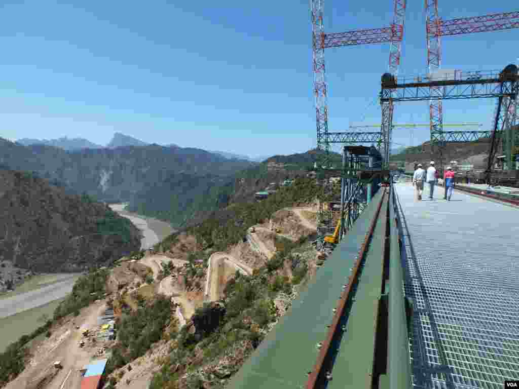 Chenab Rail Bridge, a 1.6-kilometer-long bridge, is nearly 366 meters tall and will be the tallest rail bridge in the world in Kashmir. (Bilal Hussain/VOA)