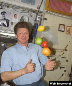 جب زمین سے تازہ سپلائز آتی ہیں تو ان میں تازہ پھل اور سبزیاں بھی شامل ہوتی ہیں۔