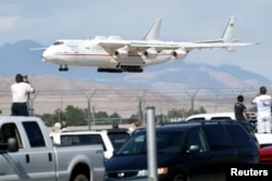 Люди спостерігають, як АН-225 "Мрія" прибуває на посадку в міжнародному аеропорту МакКарран у Лас-Вегасі, штат Невада, 29 квітня 2004 року.