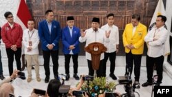 Presiden terpilih Indonesia Prabowo Subianto (ke-4 dari kanan) didampingi para pemimpin partai koalisi pendukungnya, di kantor KPU di Jakarta, 24 April 2024. (Yasuyoshi CHIBA / AFP )