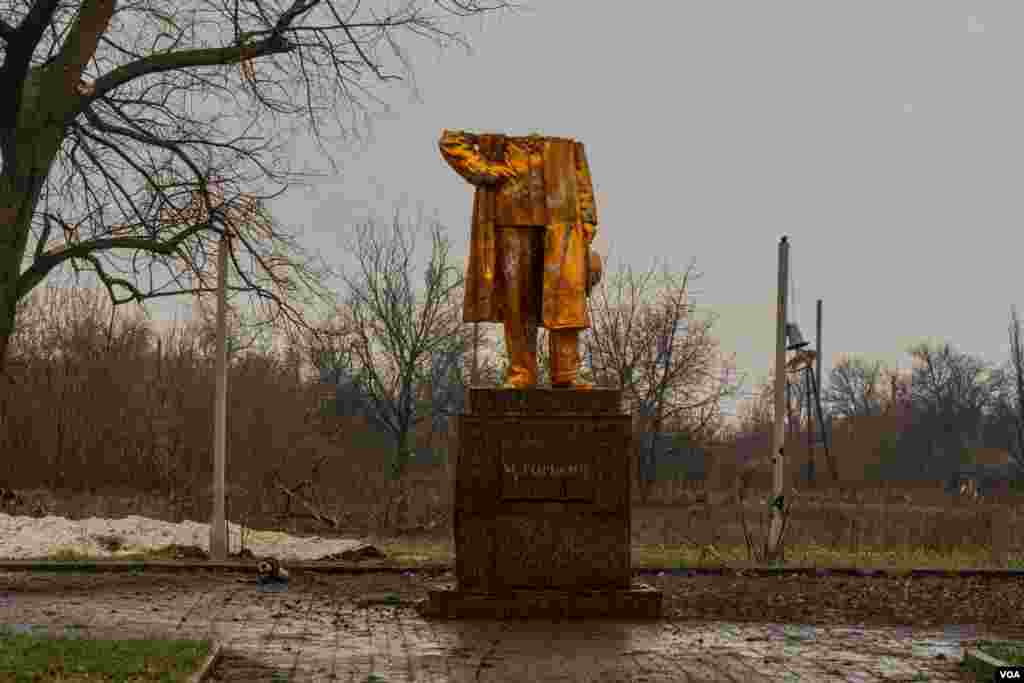 The statue of the Russian writer Maxim Gorky (1868 - 1936) was partially destroyed after a bomb fell at the square where it is located, in Chasiv Yar, Eastern Ukraine, on April 3, 2023. (Yan Boechat/VOA) 
