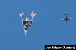 Virgin Galactic's passenger rocket plane VSS Unity, carrying billionaire entrepreneur Richard Branson and his crew, descends after reaching the edge of space above Spaceport America near Truth or Consequences, New Mexico, U.S., July 11, 2021. (REUTERS/Joe Skipper)