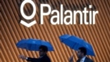 Chiến trường Ukraine là nơi thí nghiệm các sản phẩm của những công ty “quốc phòng mới” như Palantir. Hình minh họa, logo của công ty Palantir tại Davos, Switzerland, tháng Năm, 2022.