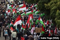 Sekitar 300 orang melakukan aksi bela Palestina di depan Kantor PBB di Jakarta pada Jumat (20/10) siang. (VOA/Indra Yoga)