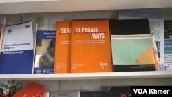 របាយការណ៍នៃការសិក្សាដែលមានចំណងជើងថា «ផ្លូវបំបែក» បានដាក់តាំងចំណោមរបាយការណ៍ផ្សេងទៀតនៅលើធ្នើរតាំងមួយនៅក្នុងការិយាល័យ អង្គការក្លាហាន ក្នុងរាជធានីភ្នំពេញ នាថ្ងៃទី ១១ ខែមេសា ឆ្នាំ២០២៤។ (សើ ដាវី/ វីអូអេខ្មែរ)