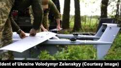 Сборка дронов в прифронтовых районах (архивное фото/Пресс-служба президента Украины)