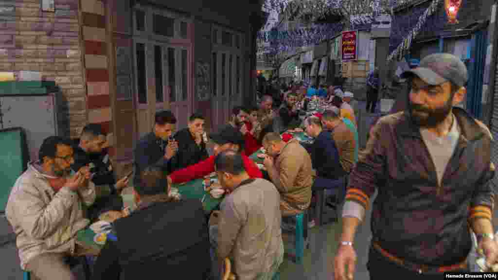 Charity iftar organizers and volunteers say menus and portion sizes are smaller this year due to Egypt’s record food inflation, particularly on Ramadan staples like rice, chicken, meat, and fresh produce. (Hamada Elrasam/VOA)