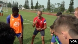 French men’s team trainer, Raphael Mendes, uses sign language as the team prepares for a game against the United States, Oct. 6, 2023. (Dave Grunebaum/VOA)
