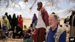 David Beasley oo ku sugan tuulada Wagalla ee koonfurta Kenya, Aug. 19, 2022.