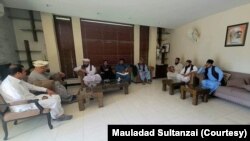 د پرلت کمېټۍ ډله په اسلام اباد کې له محمود خان اڅکزي سره.