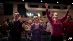 Ibodat qilayotgan injilchi nasroniylar