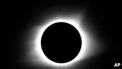 কেন্টাকির সেরুলিয়ানে পূর্ণ সূর্যগ্রহণের সময় চাঁদ সূর্যকে ঢেকে দিয়েছে, ২১ আগস্ট, ২০১৭। 