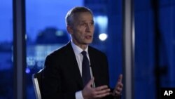 Sekretaris Jenderal NATO Jens Stoltenberg berbicara dalam sebuah wawancara di Warsawa, Polandia, pada 22 Februari 2023. (Foto: AP/Alastair Grant)