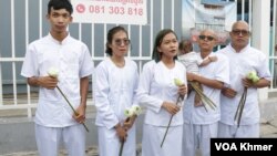 រូបឯកសារ៖ សកម្មជនមាតាធម្មជាតិឈរនិយាយនៅមុនពេលចូលសវនាការនៅសាលាដំបូងរាជធានីភ្នំពេញ នាថ្ងៃទី២៩ ខែឧសភា ឆ្នាំ២០២៤។ (លាស់ លីបលីប/វីអូអេ)