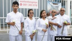 សកម្មជនមាតាធម្មជាតិឈរនិយាយនៅមុនពេលចូលសវនាការនៅសាលាដំបូងរាជធានីភ្នំពេញ នាថ្ងៃទី២៩ ខែឧសភា ឆ្នាំ២០២៤។ (លាស់ លីបលីប/វីអូអេ)