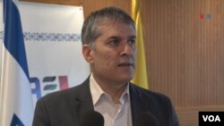 Embajador de Israel en Colombia, Gali Dagan, habla a los medios en Bogotá el 11 de octubre de 2023 sobre las gestiones de su gobierno para localizar a un ciudadano colombiano del que no se sabe su situación desde el sábado. Foto: Liz Castrellón y Camilo Álvarez, VOA.