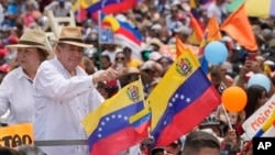 Venezuelan opposition presidential candidate Edmundo Gonzalez, accompanied by wife Mercedes, flashes a thumbs-up at supporters as he arrives to his campaign rally in Barinas, Venezuela, July 6, 2024.