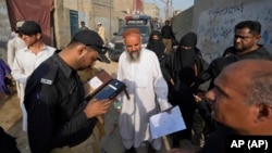 توقیف و اخراج اجباری مهاجران در اسلام‌آباد، در هفته‌های اخیر واکنش‌های زیادی را برانگیخته است و پیش از این، مقام‌های طالبان گفته بودند که پولیس پاکستان در این مدت، صدها نفر را بازداشت و جبراً به افغانستان بازگرداننده است.
