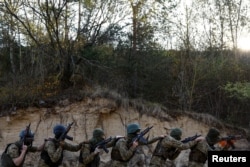 Miembros del Batallón Siberiano de la Legión Internacional de las Fuerzas Armadas de Ucrania asisten a ejercicios militares, en medio del ataque de Rusia contra Ucrania, en un lugar no revelado en la región de Kiev, Ucrania, el 24 de octubre de 2023.