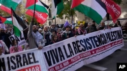 Para demonstran pro-Palestina berpawai di Madrid, Spanyol di tengah serangan Israel ke selatan Jalur Gaza, 2 Desember 2023. (Foto: Paul White/AP Photo)