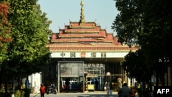 တရုတ်ပြည်ယူနန်ပြည်နယ်အနောက်ပိုင်း ရွှေလီမြို့က တရုတ်-မြန်မာ နယ်စပ်စစ်ဆေးရေးဂိတ် (ဇန်နဝါရီ ၁၄၊ ၂၀၂၃)